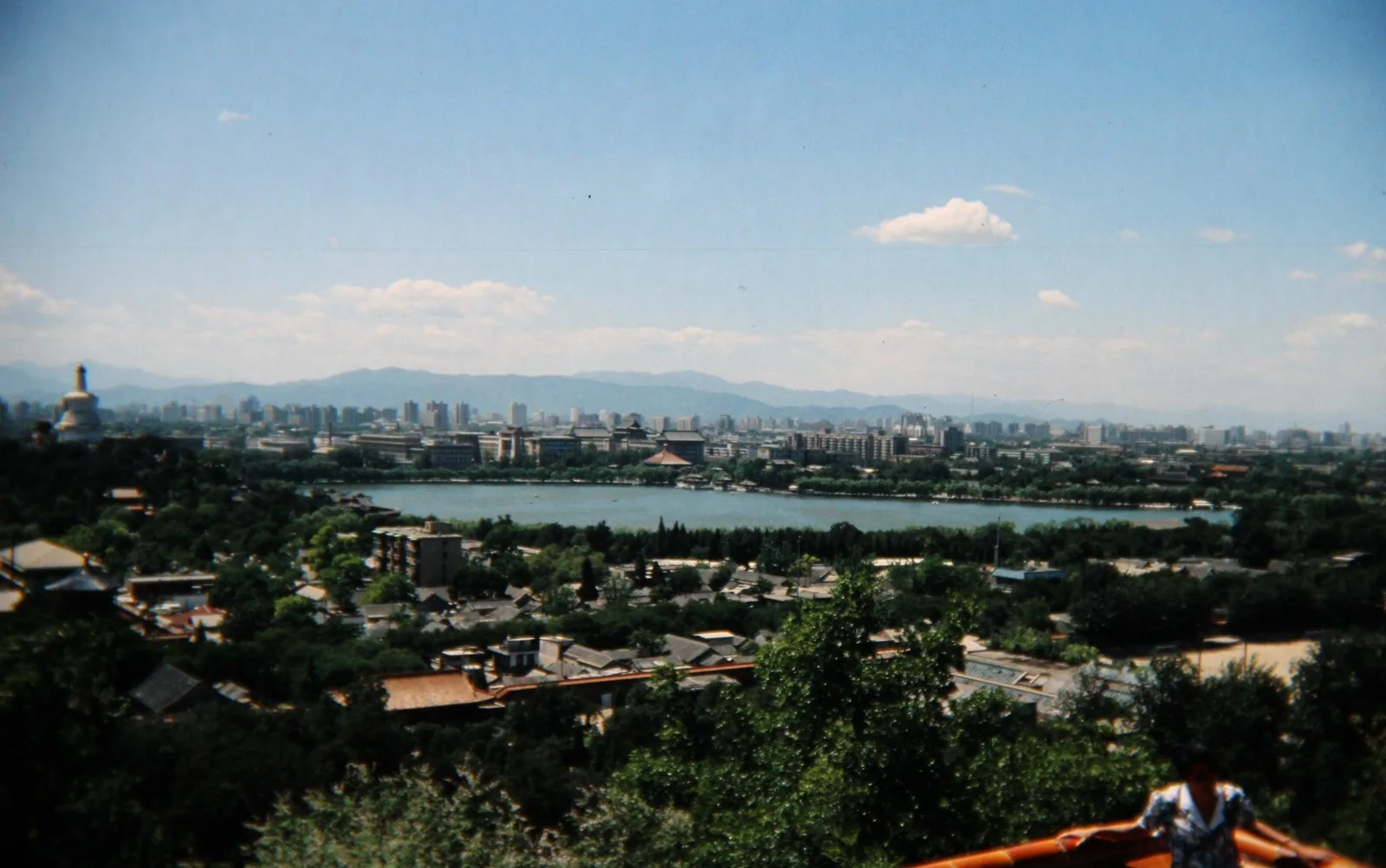 景山公园望向北海公园与城市天际线的历史影像。