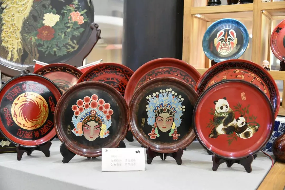 Chengdu lacquer craftsman