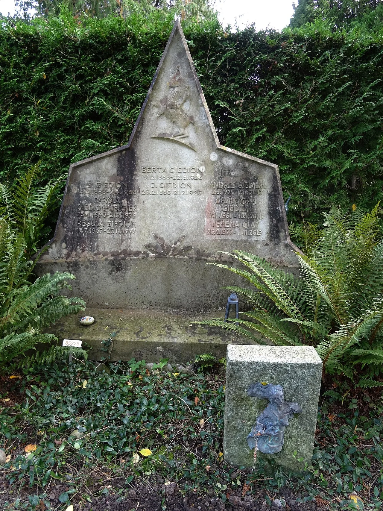Sigfried Giedion (1888–1968) Architekturhistoriker, Carola Giedion-Welcker (1893–1979) Kunsthistorikerin. Grab, Friedhof Rehalp, Zürich