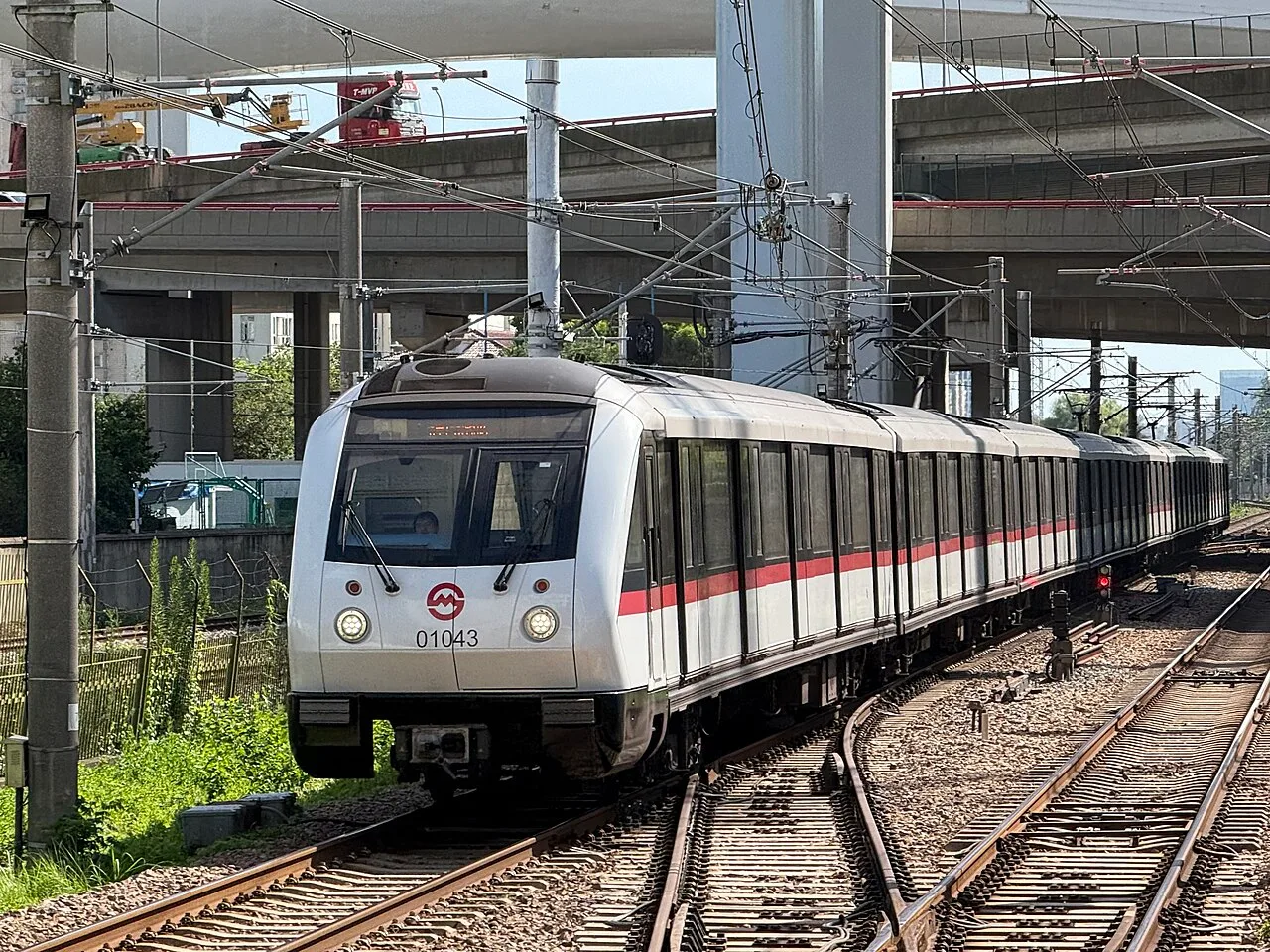 01A05型列车驶入锦江乐园站