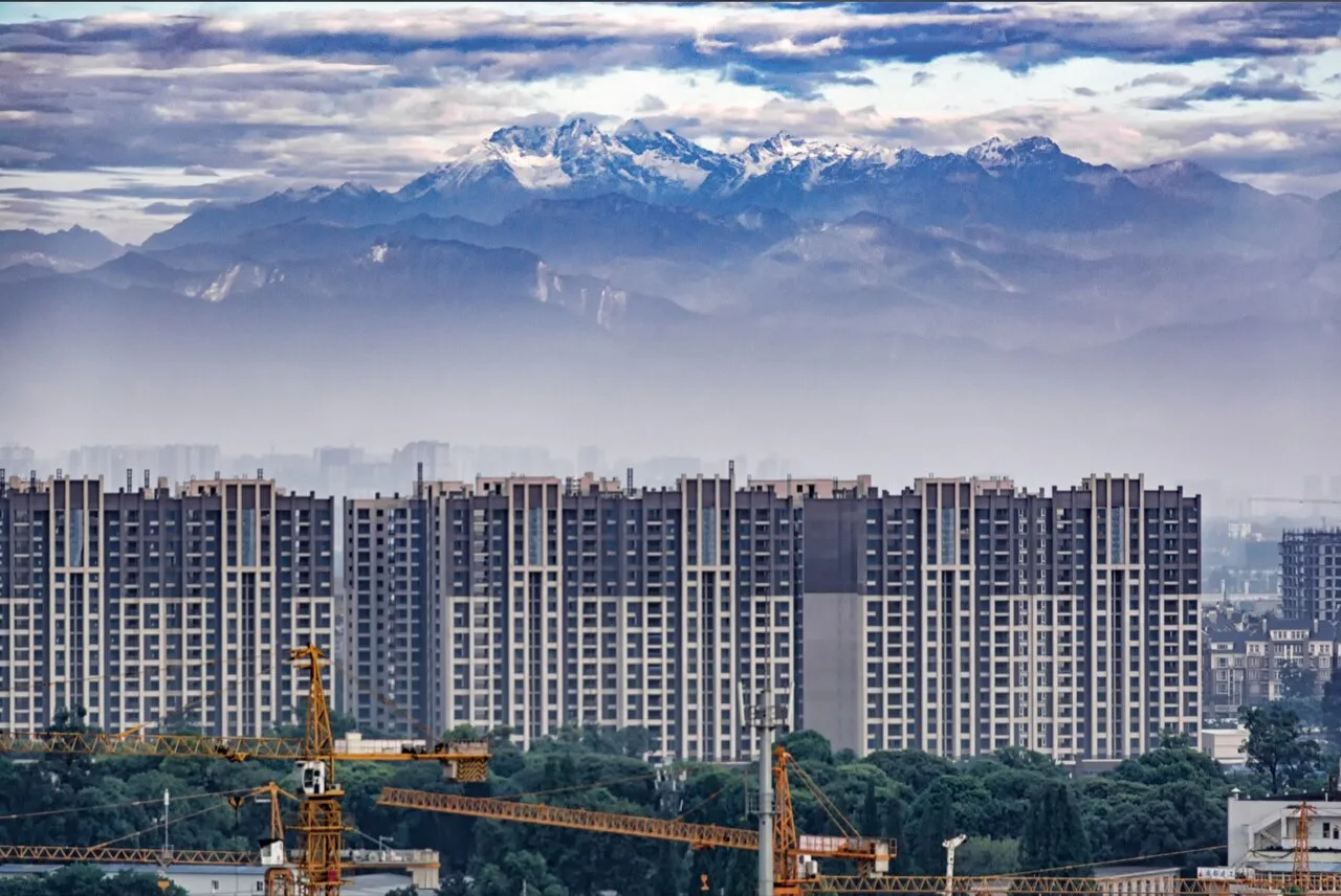 在成都遥望雪山 西岭雪山主峰大雪塘 Chengdu skyline with a view of Da Xue Tang (Chengdu peak)