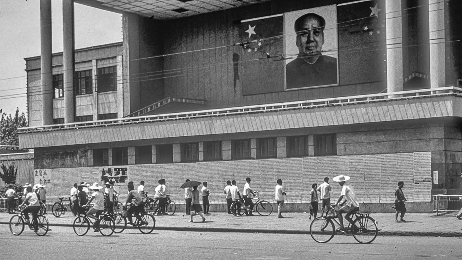 1976年北京街头大字报照片,属于历史资料候选,不代表今日现场景况。