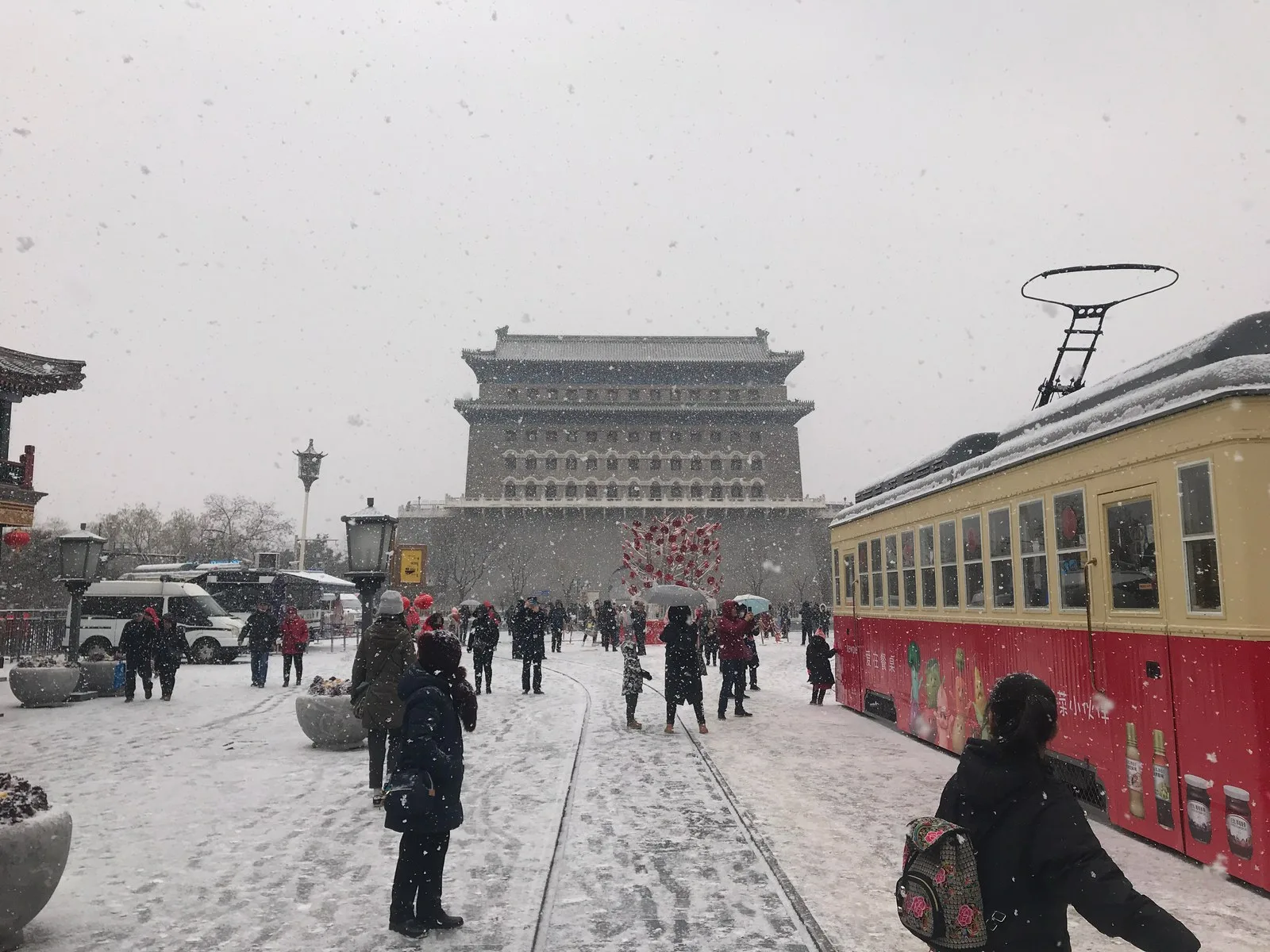 雪天的北京前门街景。