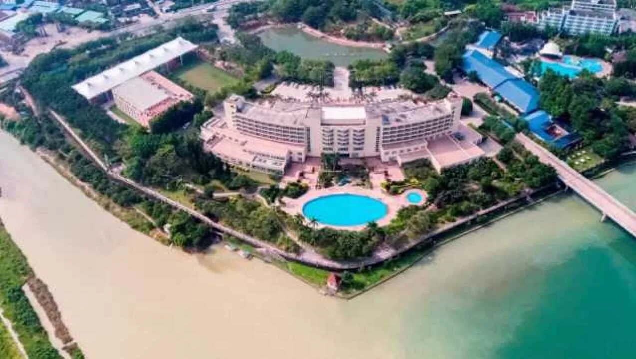 Bixi Bay Hot Spring Resort scene 2