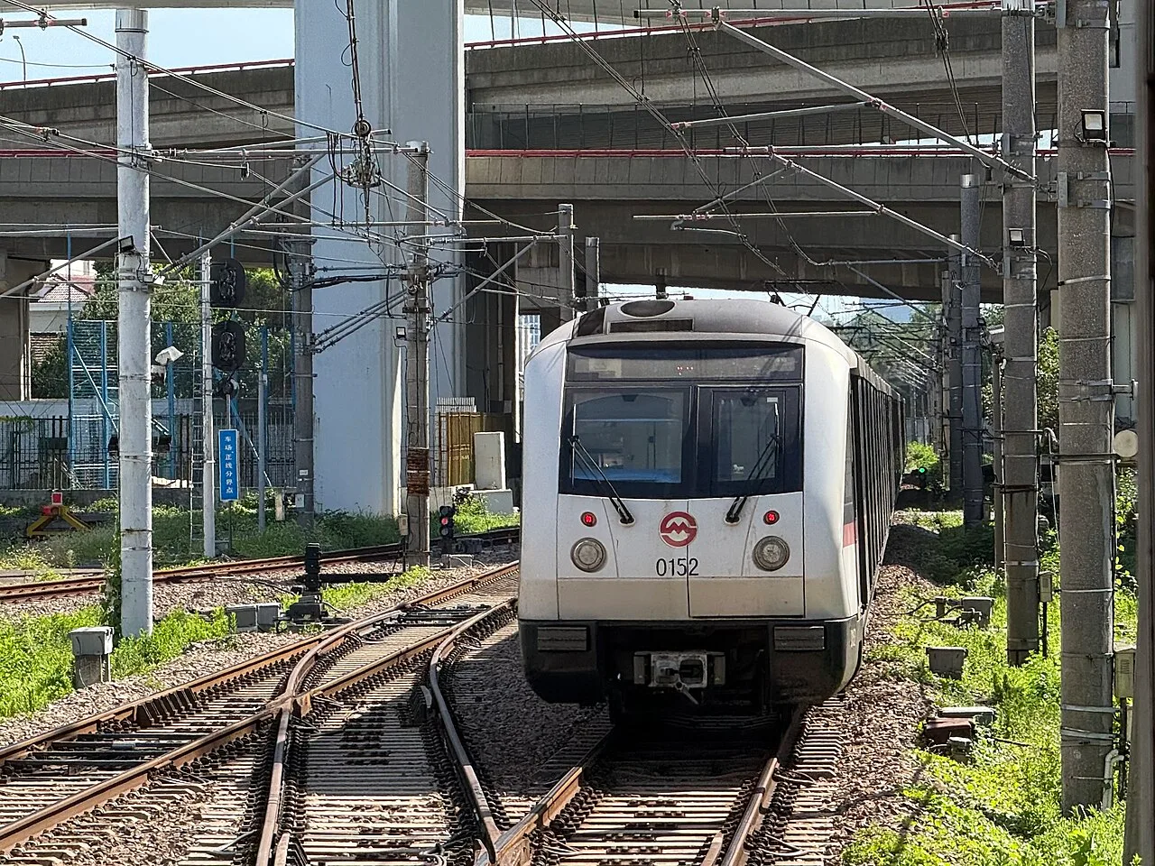 01A05型列车驶出锦江乐园站