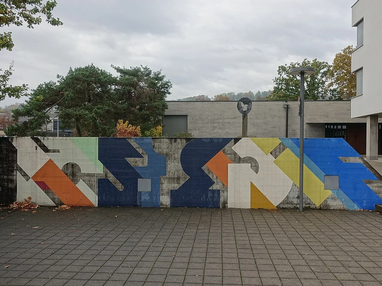 Wandgestaltung 1968. Von Armin Hofmann (1920–2020). Bachmatten Schulhaus Reinach,