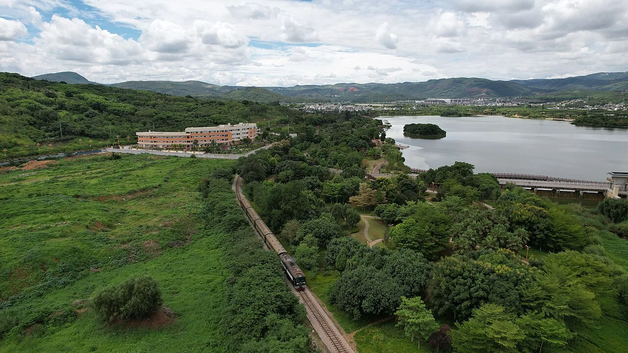 开远 DF21-0012牵引旅游车上行通过昆河铁路凤凰湖段 01