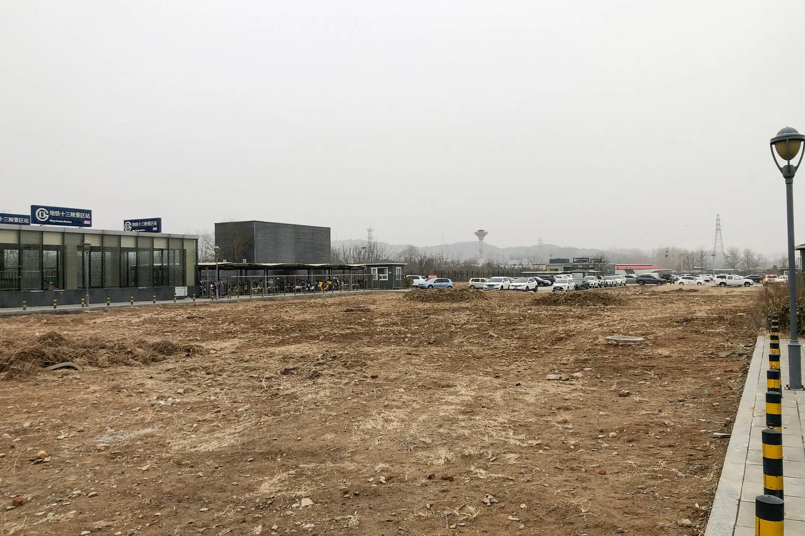 明十三陵站周边实景;不是陵寝本体,使用时应准确标注。