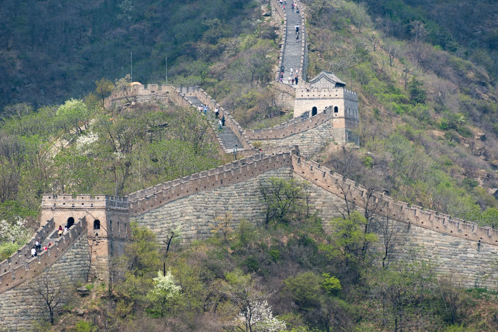 北京慕田峪长城城楼与山地景观。