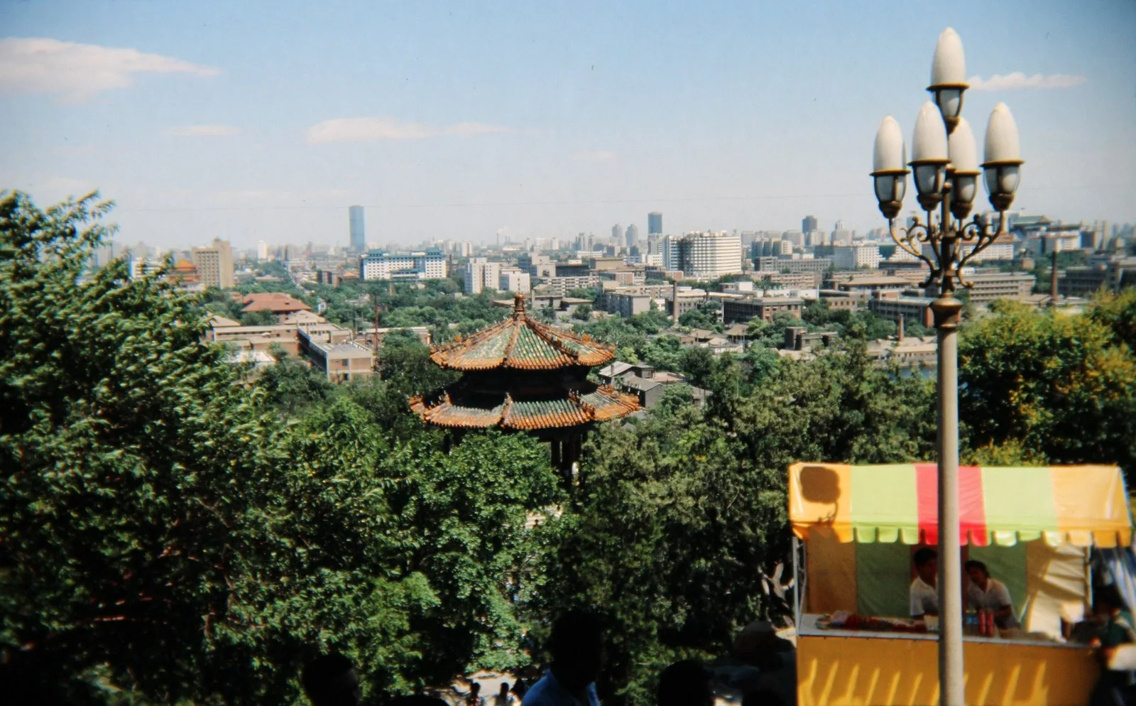 从景山公园观看北京城市天际线的历史影像。