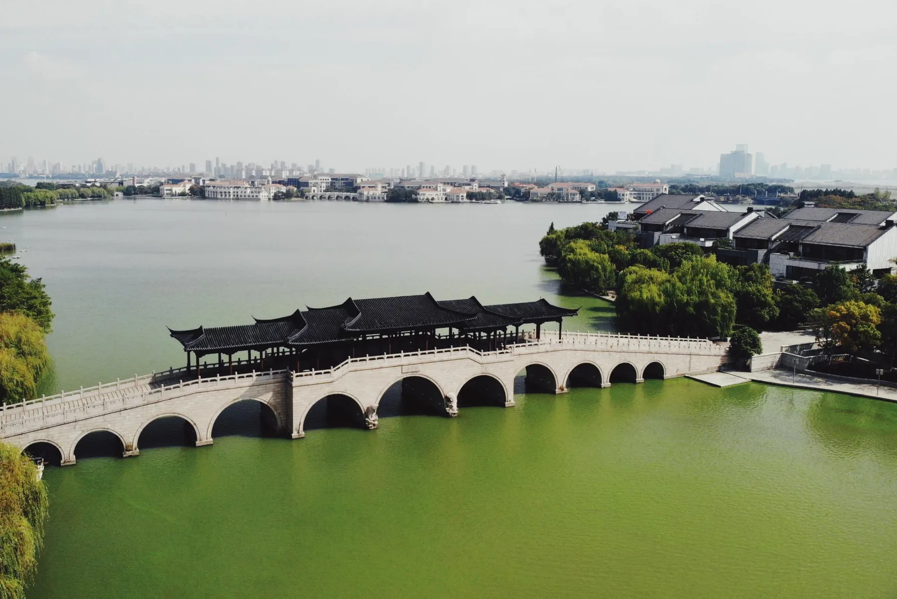 Li Gong Causeway on Jinji Lake